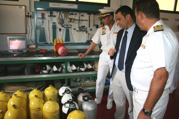 Visita al Centro de Buceo de la Armada