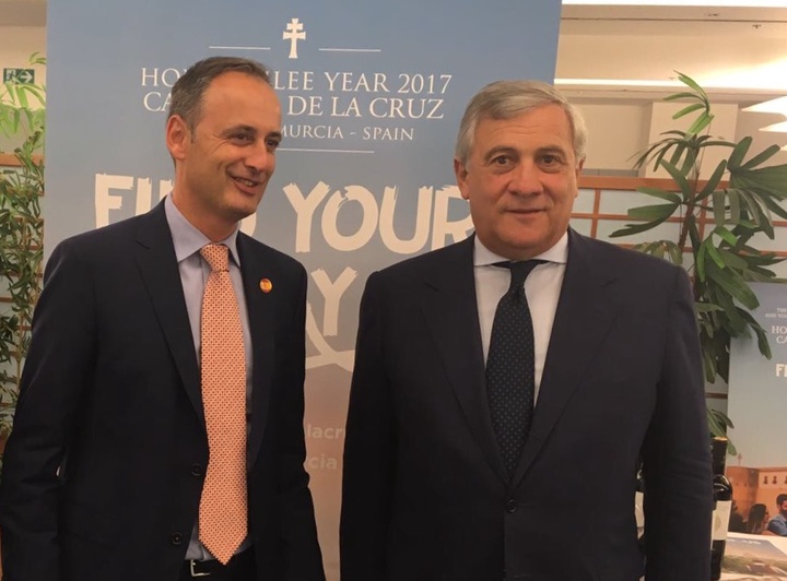Imagen del consejero de Turismo, Cultura y Medio Ambiente, Javier Celdrán, con el presidente del Parlamento Europeo, Antonio Tajani
