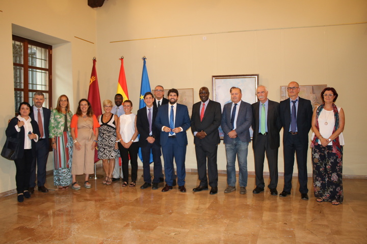 El presidente de la Comunidad recibe al embajador de Kenia en España (3)