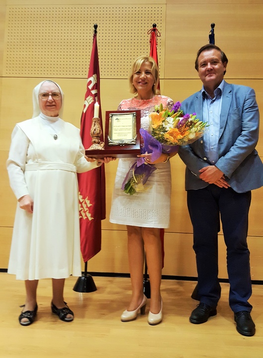 La consejera de Familia e Igualdad de Oportunidades, Violante Tomás, junto a la presidenta de la Federación de residencias y servicios de atención a los mayores sector solidario-(Lares Murcia), Sor Belén Pachón, en los actos del 'Día del Mayor´