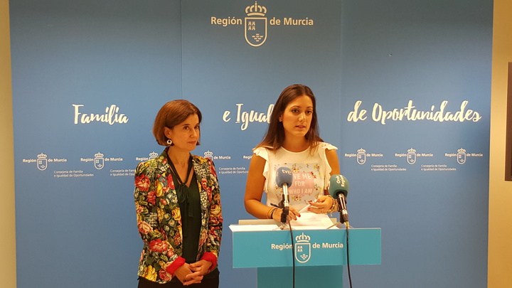 Las directoras generales de Mujer e Igualdad de Oportunidades y de Planificación, Investigación, Farmacia y Atención al Ciudadano, en la presentación de los seminarios socio-sanitarios destinados a profesionales responsables de violencia de género