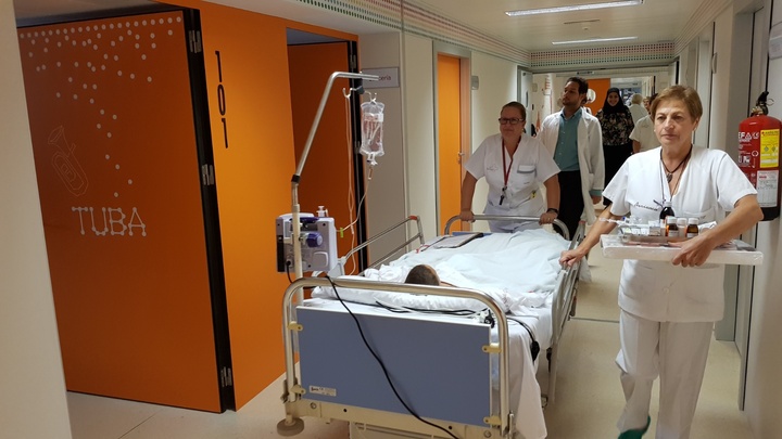 Trabajadores del Hospital Clínico Virgen de la Arrixaca realizan el traslado de las unidades de hospitalización pediátrica