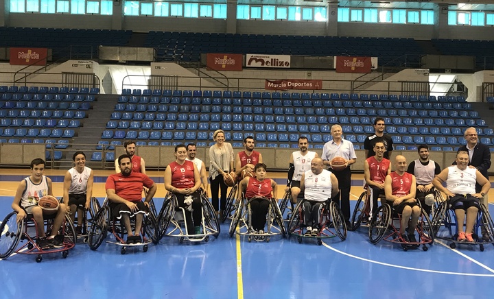 La consejera Adela Martínez-Cachá asiste al entrenamiento del equipo de baloncesto en silla de ruedas CD Murcia BSR