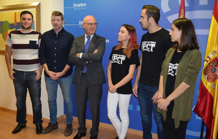 El consejero de Empleo, Universidades y Empresa recibe a los alumnos finalistas en el 'Hack for Good' de Telefónica