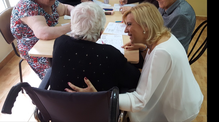 La consejera de Familia e Igualdad de Oportunidades, Violante Tomás, visita el Centro de Día 'La Blanca Paloma'