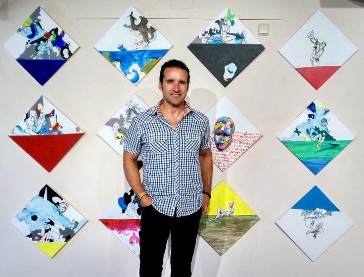 Imagen del artista Álvaro Peña con sus obras en San Javier.