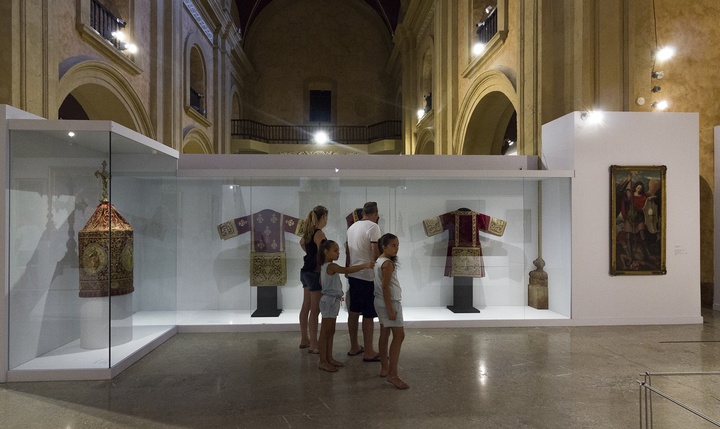 Una familia visita en Caravaca la exposición 'Signum', organizada con motivo de la conmemoración del Año Jubilar 2017
