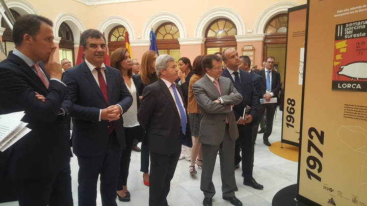El consejero de Agua, Agricultura, Ganadería y Pesca, junto al alcalde de Lorca, Fulgenio Gil, y el director general de la Industria Alimentaria del MAPAMA, Fernando Burgaz, presenta la programación del 50 Aniversario de Feria ganadera, Industrial y Agroalimentaria