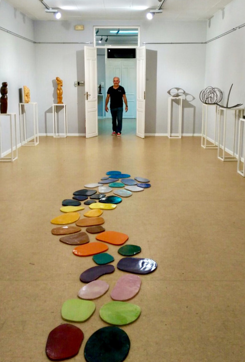 Jose Antonio Palazón, presidente de la Asociación '+ Formas Arte Vivo', en la Sala de Exposiciones Casa de la Cultura de Bullas