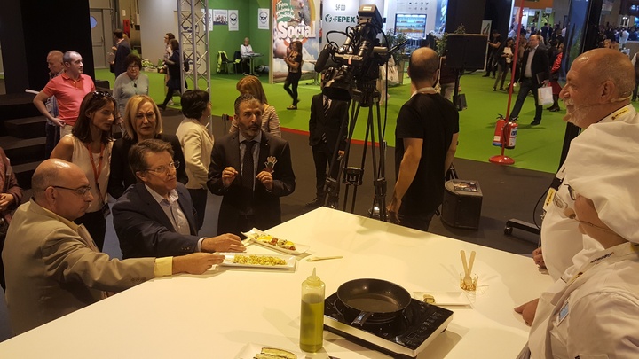 El consejero también ha asistido a la última sesión de 'Fruit Fusión' en la que el chef y profesor de la escuela de hostelería de Murcia, Juan Antonio Pellicer, ha elaborado platos con productos ecológicos de la Región
