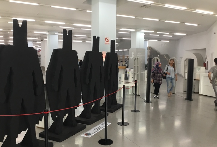 Los alumnos de la Escuela Superior de Diseño de Murcia realizarán mañana la acción artística 'Batman, superhéroe de causas sociales', en la que intervendrán artísticamente cuatro figuras con la silueta de Batman