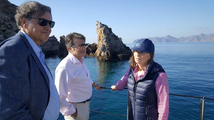 El consejero de Agua, Agricultura, Ganadería y Pesca, Francisco Jódar, y la directora general de Recursos Pesqueros y Acuicultura del Ministerio de Agricultura y Pesca, Alimentación y Medio Ambiente (MAPAMA), María Isabel Artime, visitan la Reserva Marina de Cabo Tiñoso
