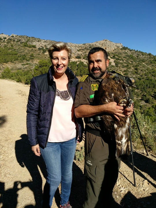 Imagen de la directora general de Medio Natural, Consuelo Rosauro, en la suelta de un &aacute;guila real
