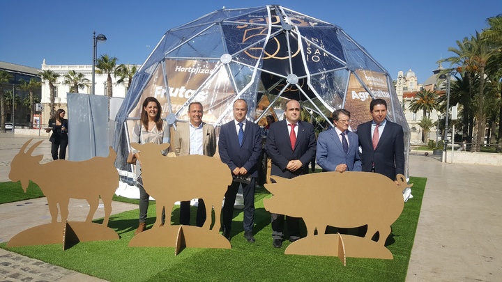 El consejero de Agua y el presidente de la Autoridad Portuaria de Cartagena presentan la exposición  '50 años haciendo región', con motivo del 50 aniversario de SEPOR (Feria Ganadera, Industrial y Agroalimentaria de Lorca)