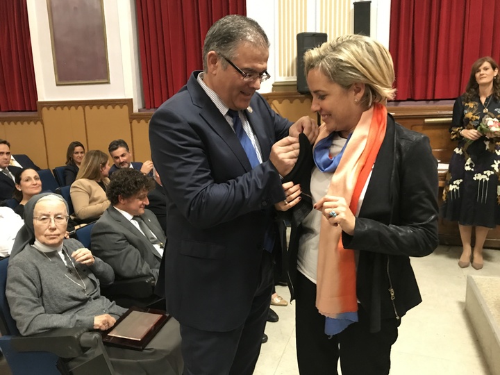 La consejera de Educaci&oacute;n recibe la insignia de plata en los Premios a la libertad de ense&ntilde;anza otorgados por Concapa (2)