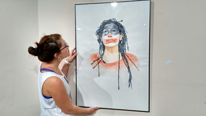 Imagen de Cristina Franco con una de sus obras