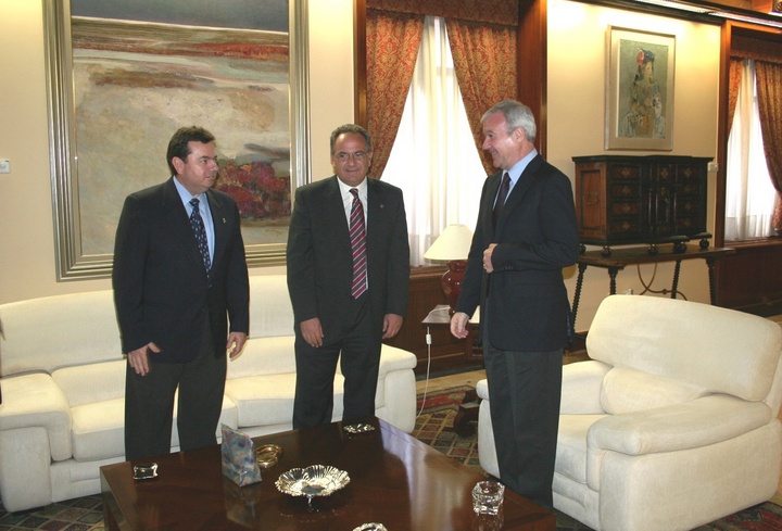 El jefe del Ejecutivo recibe al decano de la Facultad de Veterinaria de la Universidad de Murcia, Antonio Rouco.