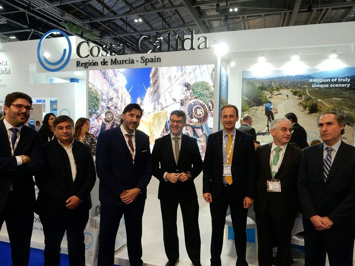 Imagen del consejero de Turismo, Cultura y Medio Ambiente, Javier Celdrán, con el ministro de e Energía, Turismo y Agenda Digital, Álvaro Nadal, en el espacio de la Región de Murcia en la World Travel Market de Londres (II)