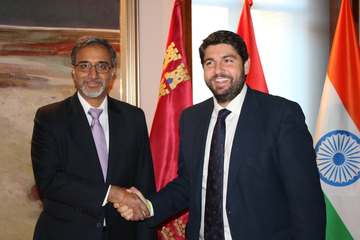 Fernando López Miras recibe en el Palacio de San Esteban al embajador de India en España