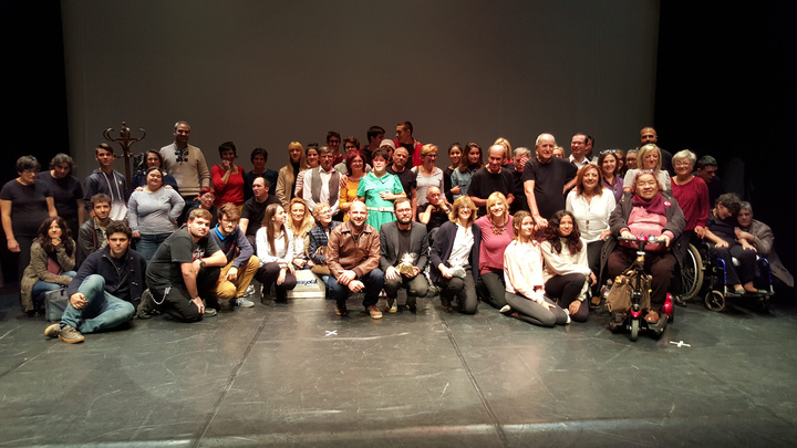 La consejera Violante Tomás asistió hoy a la representación de la obra 'Miguel, el poeta de los sueños', en el Centro Párraga, a cargo del grupo de teatro Candilejas, de la residencia de personas con discapacidad de Canteras