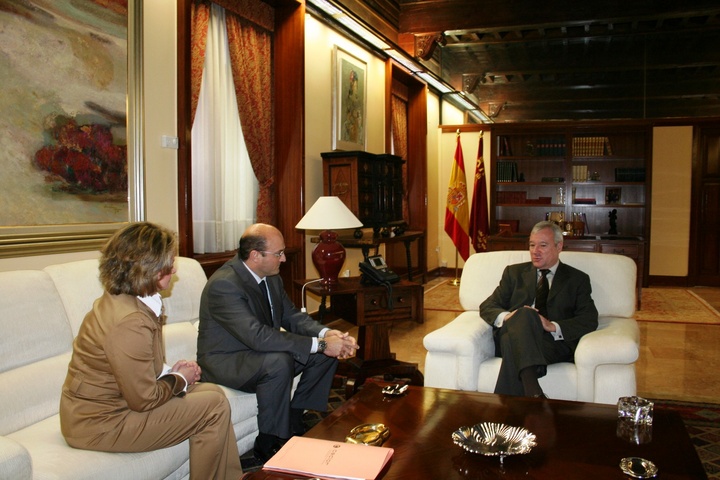 El presidente Valcárcel recibe al presidente de Confederación Comarcal de Organizaciones Empresariales, Pedro Cazorla.