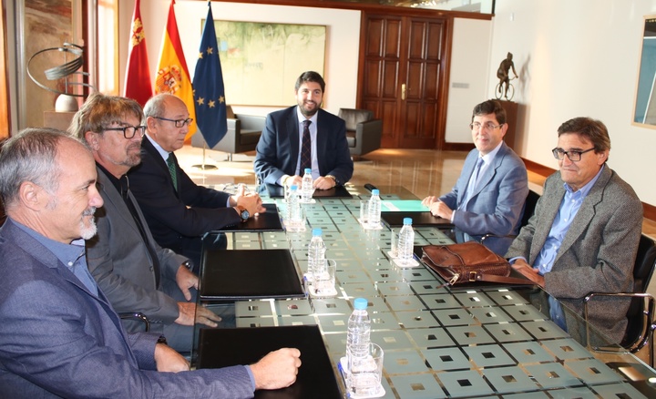 Fernando López Miras se reúne con el secretario general del sindicato de Enfermería Satse