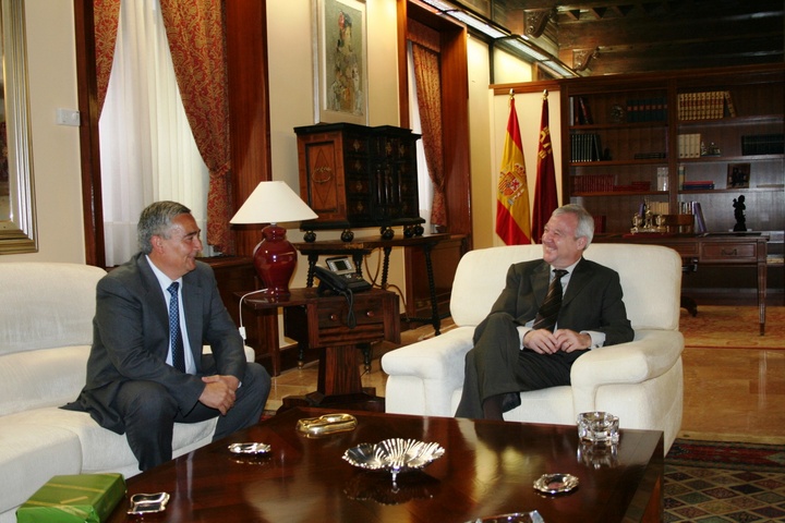 Valcárcel recibió hoy al presidente de Hermandad Framacéutica, Antonio Abril.