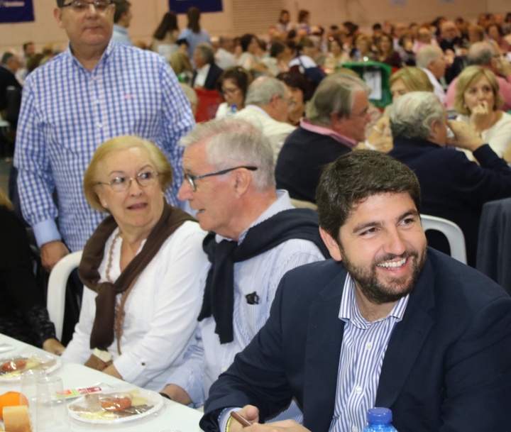 Fernando López Miras asiste a la IX paella solidaria organizada por Manos Unidas en Cartagena (2)