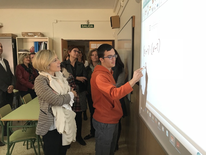 Martínez-Cachá visita el Instituto de Enseñanza Secundaria Infanta Elena