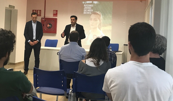 El director general del Servicio Regional de Empleo y Formación, Alejandro Zamora, durante una visita a un curso impartido en AJE Murcia