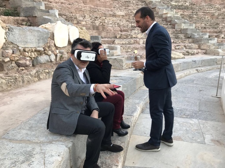 El director general de Bienes Culturalesprueba la tecnología para la visita inmersiva al Teatro Romano de Cartagena