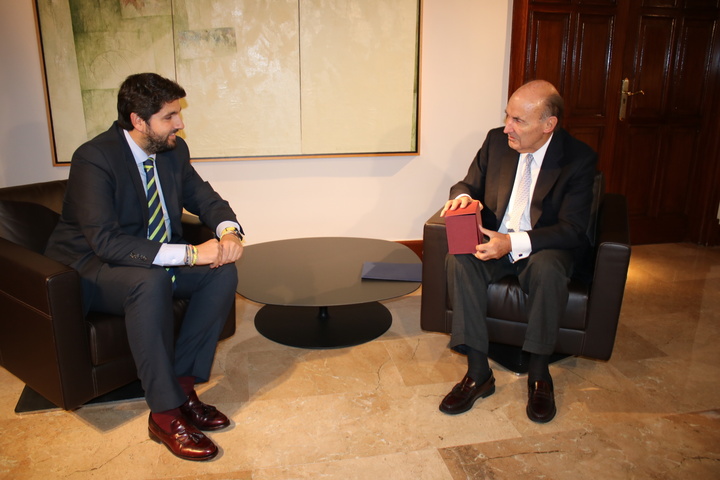 El presidente de la Comunidad, Fernando López Miras, se reúne con el jurista y político español, Miquel Roca Junyent (2)