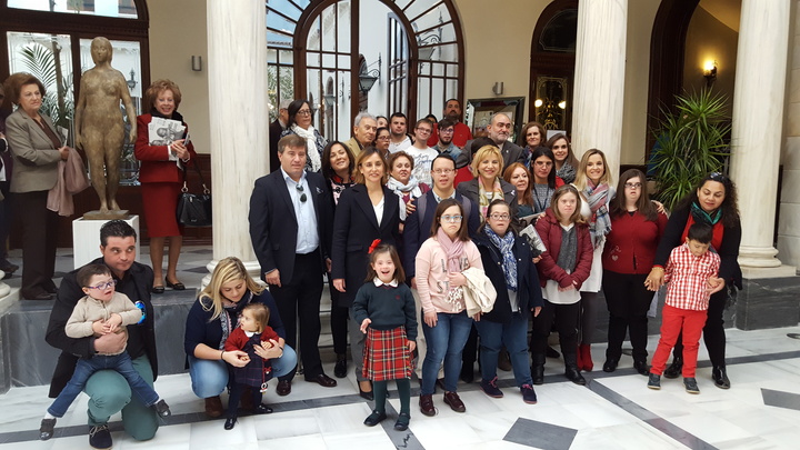 La consejera de Familia e Igualdad de Oportunidades asiste a la presentación del calendario solidario de Assido