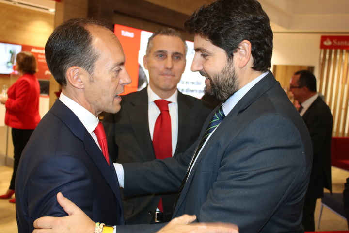 El presidente Fernando López Miras asiste a la inauguración de la nueva oficina del Banco Santander