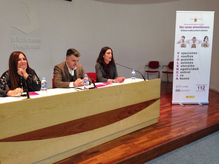Presentación del libro 'Ole mis tacones' en la Biblioteca Regional