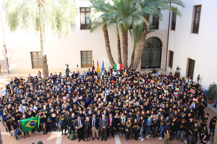 Fernando López Miras recibe en el Palacio de San Esteban a los alumnos extranjeros matriculados este curso en la Universidad Católica San Antonio de Murcia