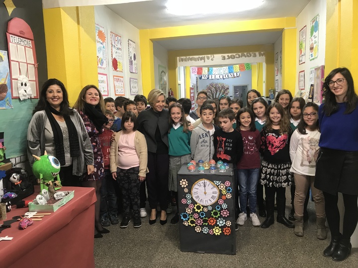Adela Martínez-Cachá con los ganadores del premio SIMO a la Mejor Experiencia con Metodologías Activas