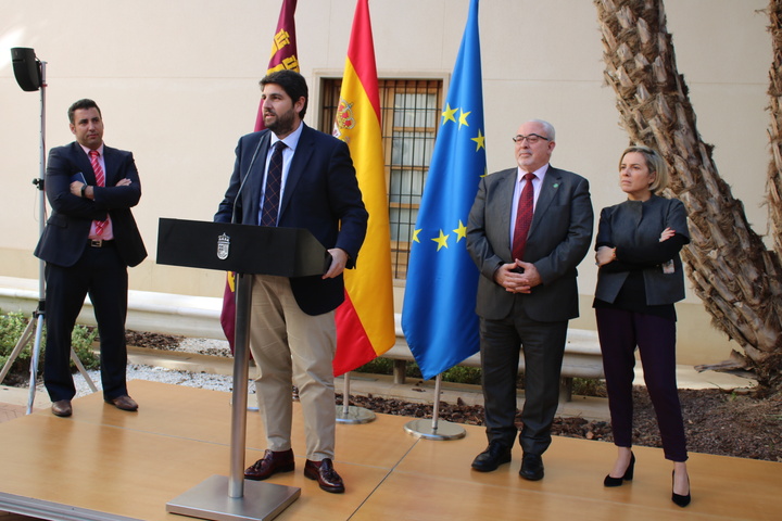 Fernando López Miras recibe en el Palacio de San Esteban a los alumnos extranjeros matriculados este curso en la Universidad Católica San Antonio de Murcia (2)