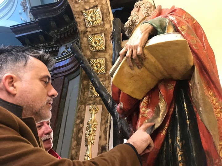 Imagen del director general de Bienes Culturales, Juan Antonio Lorca, en la visita para conocer el estado de la talla de San Andrés