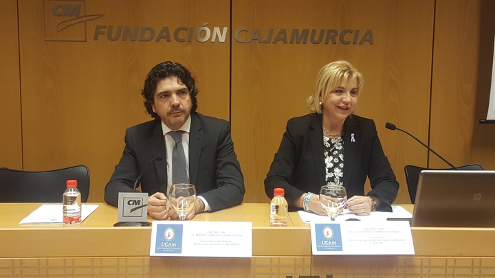 La consejera de Familia e Igualdad de Oportunidades, Violante Tomás, asistió hoy a la clausura con el Secretario de Estado de Servicios Sociales e Igualdad, Mario Garcés, de las jornadas sobre "Servicios Sociales e Igualdad: Buenas prácticas en la incorporación de cláusulas sociales en la contratación pública"
