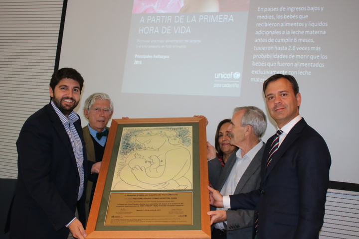López Miras entrega la acreditación 'Hospital amigo de las madres y los niños' al hospital Virgen del Castillo de Yecla (1)