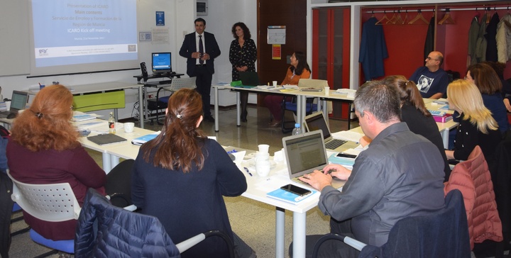 El director general del Servicio Regional de Empleo y Formación, Alejandro Zamora, se reunió con el grupo de trabajo que desarrolla el proyecto 'Ícaro'