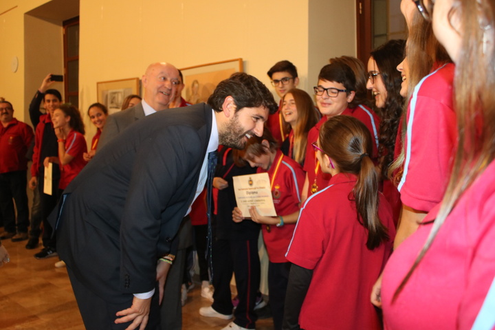 Fernando López Miras recibe a los deportistas murcianos premiados en el Campeonato de España de Jóvenes Promesas de Tiro Olímpico (2)
