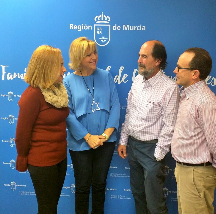 La Comunidad colabora con la Asociación de Familiares de Niños con Cáncer (Afacmur) en la actividad 'Enciéndelo en Oro'