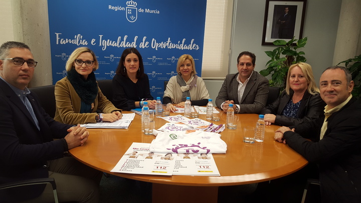 La consejera de Familia e Igualdad de Oportunidades, Violante Tomás, se reunió hoy con el presidente de CSIF en la Región de Murcia, Juan Miguel López Blanco, la secretaria de Igualdad, Arancha Bilbao, y el secretario regional de la Confederación Española de Policía (CEP), José Torrano