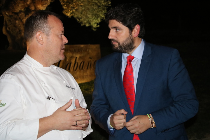 El presidente de la Comunidad visita el restaurante La Cabaña Buenavista, que ayer obtuvo su segunda  estrella Michelin