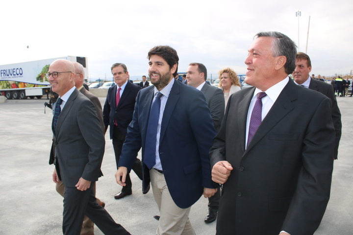 El jefe del Ejecutivo regional, Fernando López Miras, inaugura las nuevas instalaciones de la empresa Fruveco S.A. (2)