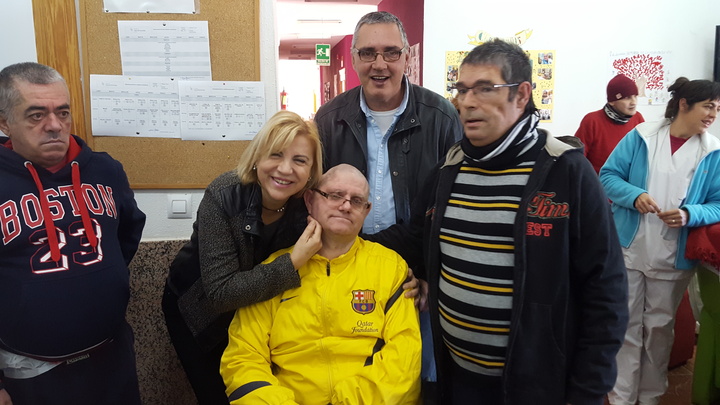 La consejera de Familia e Igualdad de Oportunidades, Violante Tomás, visitó hoy la asociación Hogar Torre de Nazaret en Cartagena con motivo del Día mundial del sida.