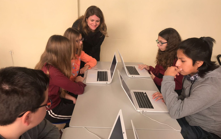 La directora general de Atención a la Diversidad y Calidad Educativa, Esperanza Moreno, visitó a los alumnos que realizan campamentos de idiomas durante el puente