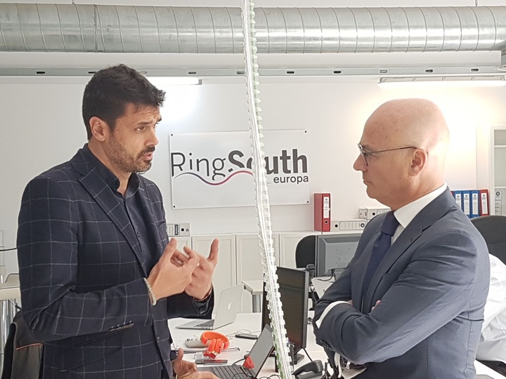 El consejero de Empleo, Universidades y Empresa, Juan Hernández, durante la visita a la empresa RingSouth Europa, departe con el ex capitán del Real Murcia y ahora empresario, Ricardo Carrero